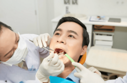 赤峰牙牙童裝店電話地址查詢