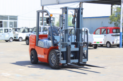 赤峰電動(dòng)堆高叉車出租電話是多少