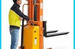 赤峰電動(dòng)堆高叉車招聘電話號(hào)碼