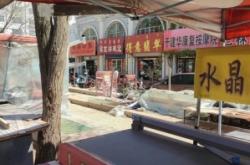 赤峰周日古玩地?cái)傠娫捠嵌嗌偬?hào)