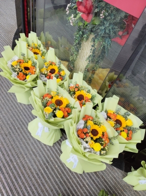 赤峰向日葵花束團(tuán)購電話號碼-第1張圖片