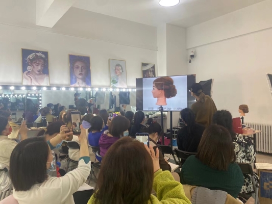 赤峰合作化妝師招聘電話號(hào)碼-第1張圖片