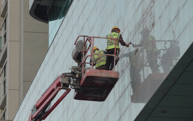 赤峰高空擦玻璃電話號(hào)碼是多少-第1張圖片