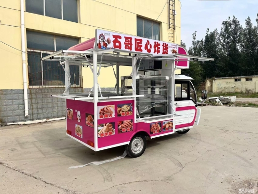 赤峰大學(xué)生擺攤?cè)弘娫捥柎a-第1張圖片