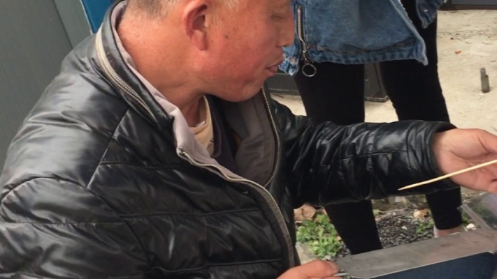 赤峰賣小吃的大叔電話號碼是多少-第1張圖片