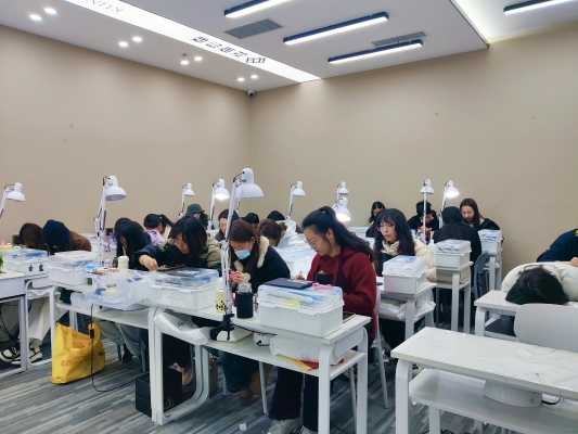 赤峰化妝培訓(xùn)學(xué)校-第1張圖片