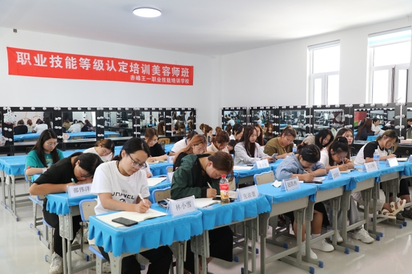 赤峰美甲師培訓(xùn)咨詢電話號(hào)碼-第1張圖片