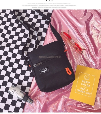 赤峰男士斜挎包專賣店電話號(hào)碼-第1張圖片