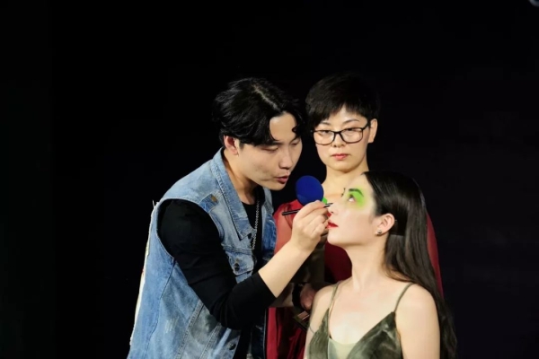 赤峰市街頭寫真店電話地址查詢-第1張圖片