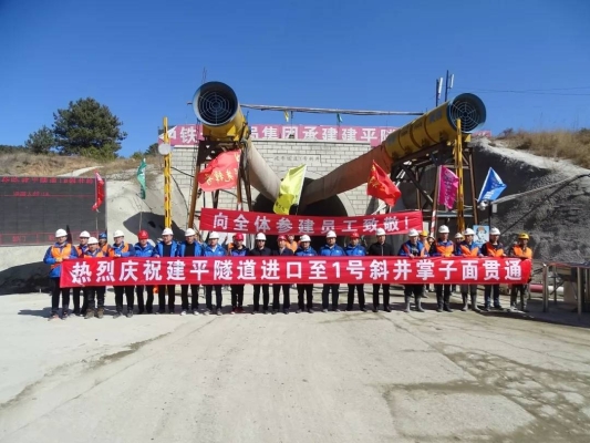 赤峰高鐵攝影師招聘電話是多少-第1張圖片