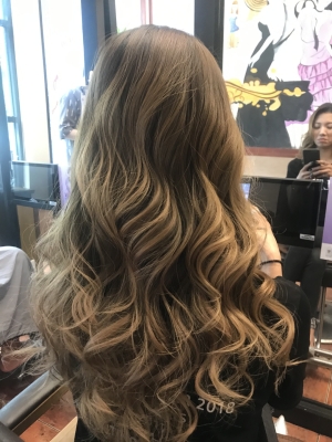 赤峰圣萱發(fā)型設(shè)計(jì)店電話號(hào)碼-第1張圖片