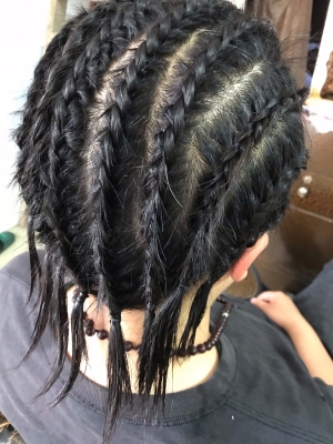 赤峰編發(fā)理發(fā)店電話多少號-第1張圖片