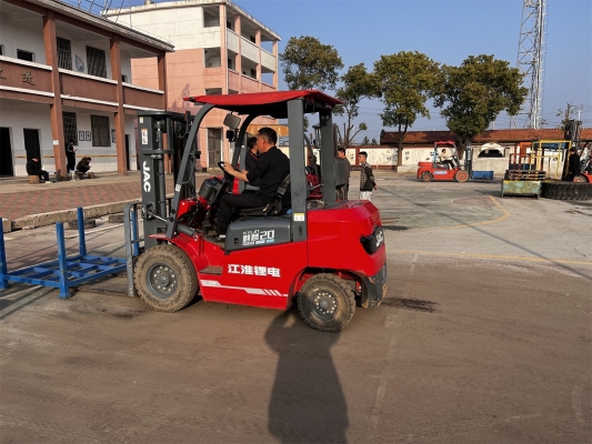 赤峰自動(dòng)擋叉車維修電話號(hào)碼-第1張圖片