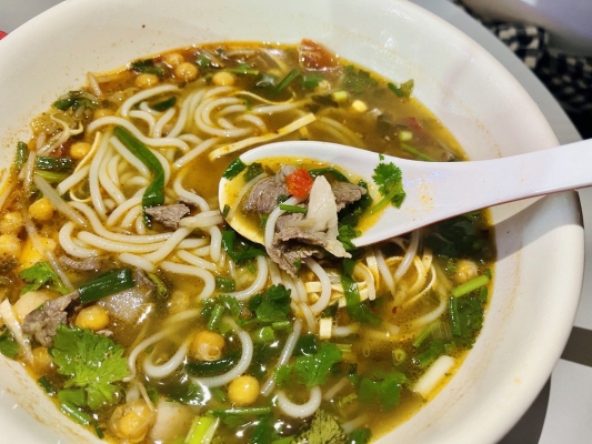 赤峰汽車站附近地?cái)傠娫捥?hào)碼-第1張圖片