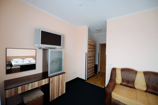 赤峰華宇城正門餐廳電話號碼-第1張圖片