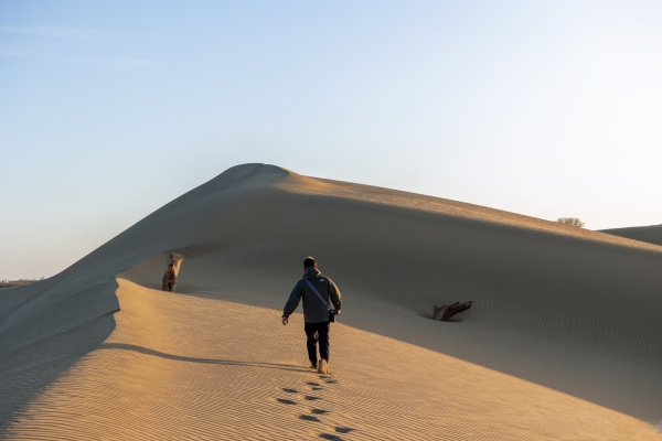 赤峰沙漠寫真約拍地址電話號碼-第1張圖片