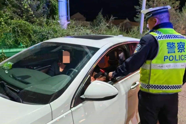 赤峰停車欠費(fèi)查詢電話號(hào)碼是多少-第1張圖片