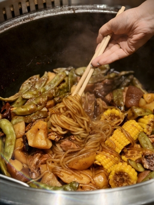 赤峰鐵鍋燉豬肘子店電話號碼-第1張圖片