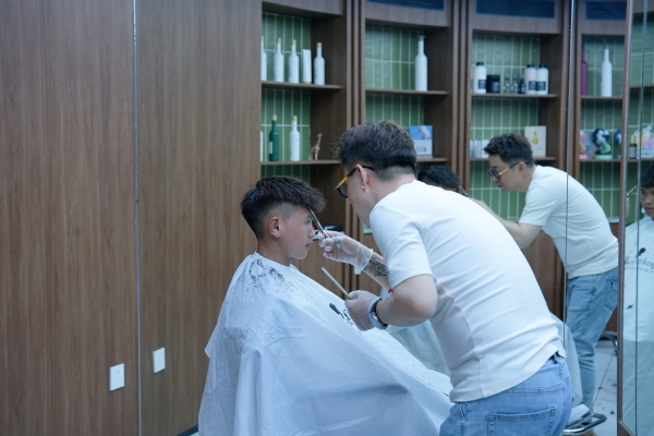 赤峰良匠美發(fā)電話地址查詢-第1張圖片