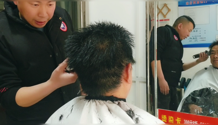 赤峰剪發(fā)大叔是誰啊電話多少-第1張圖片